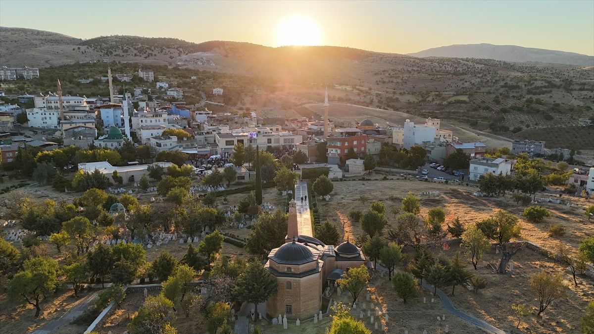 Siirt Tillo'da Işığın Şafak Dersi: İbrahim Hakkı Hazretleri'nin Gölgesindeki Büyülü An