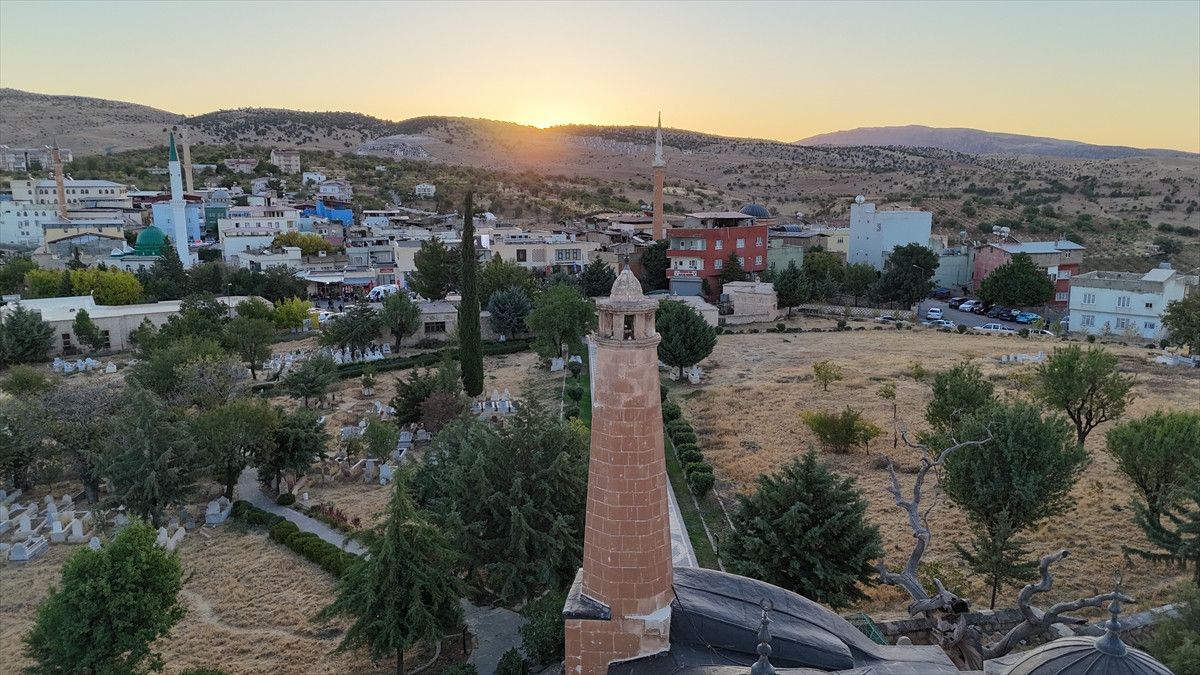 Siirt Tillo'da Işığın Şafak Dersi: İbrahim Hakkı Hazretleri'nin Gölgesindeki Büyülü An