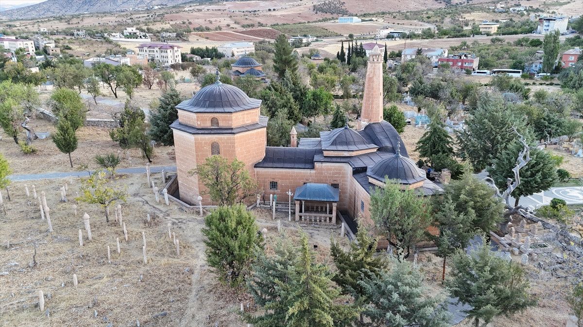 Siirt Tillo'da Işığın Şafak Dersi: İbrahim Hakkı Hazretleri'nin Gölgesindeki Büyülü An