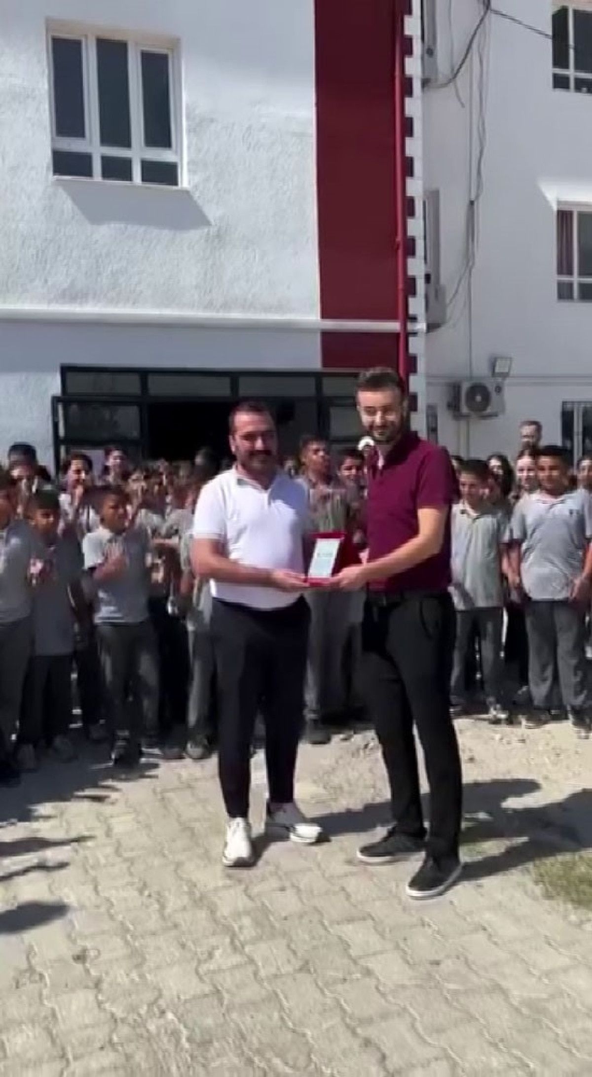 Nurullah Nur’un Son Dersi: Kumlu Ortaokulu’nda Dokunaklı Vedâ