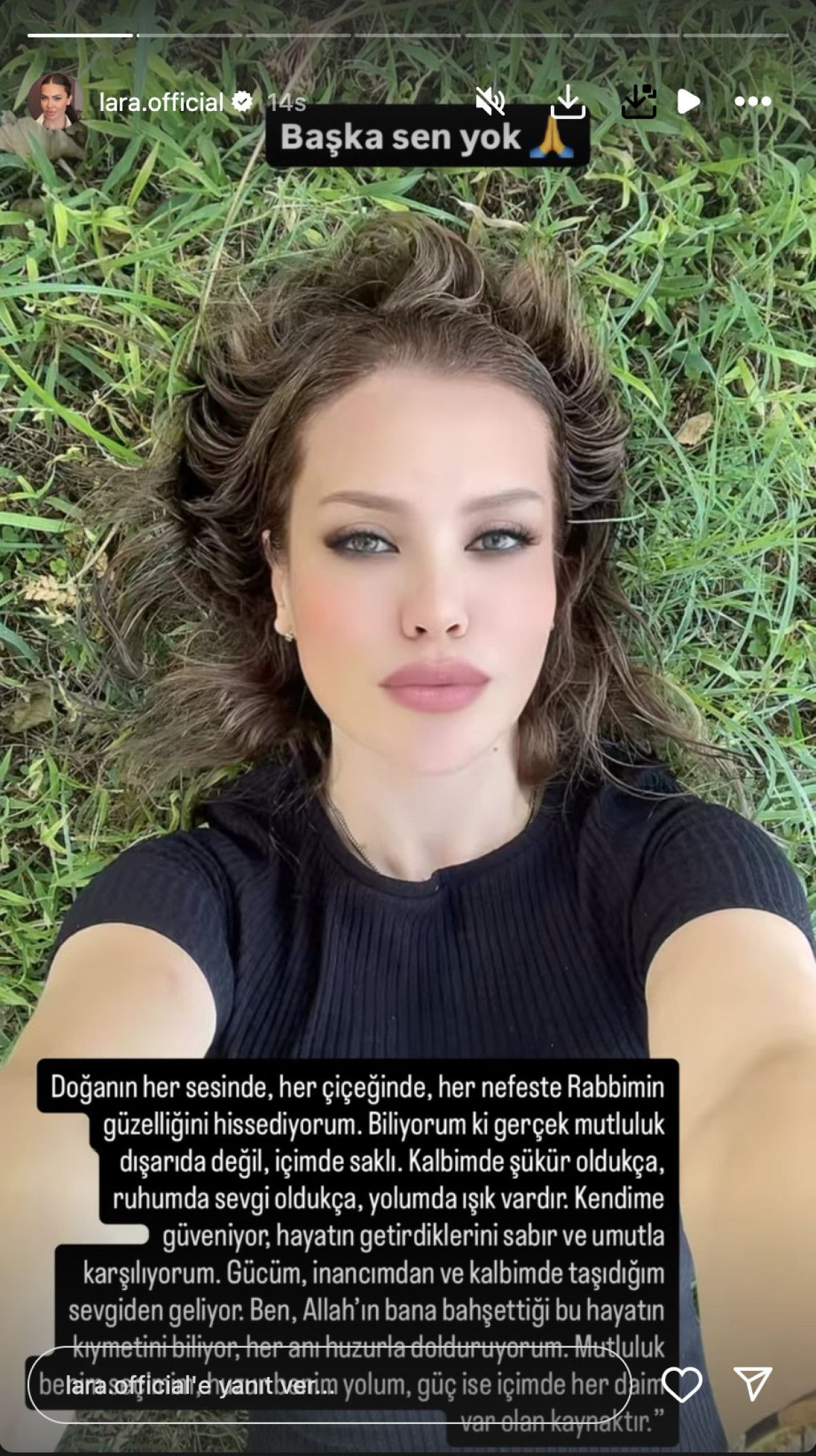 Kalbinin Işığıyla Hayatı Hisseden Şarkıcı: Mutluluk ve Şükrün Yolculuğu