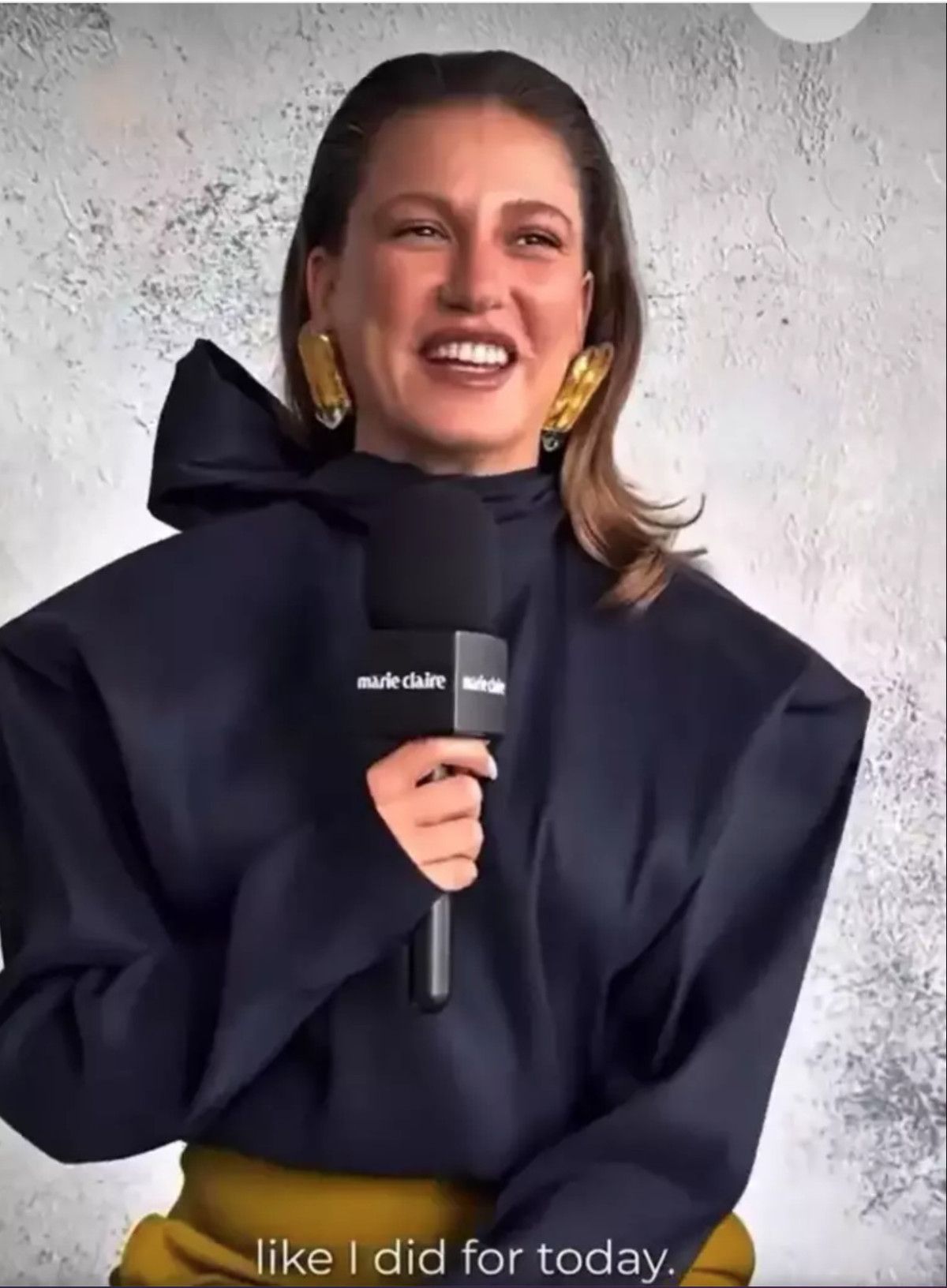 Serenay Sarıkaya'nın İngilizce Röportajında Aşk ve Müzik Vurgusu