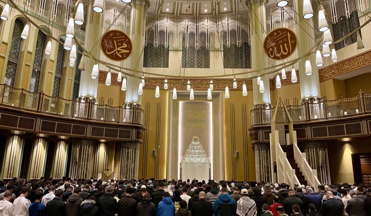Taksim Camii’nde Sabah Namazı: Gençler Birlik ve Işık Dolu Bir Başlangıç