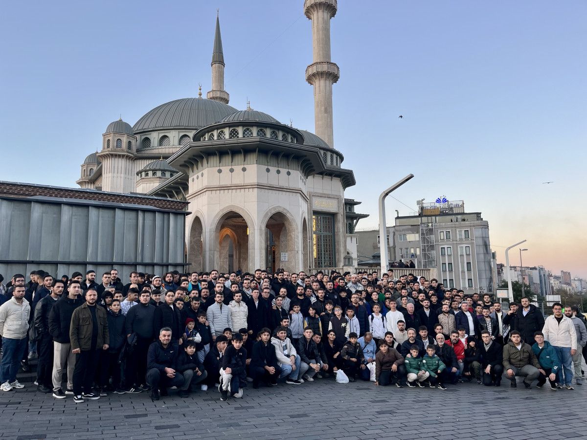 Taksim Camii’nde Sabah Namazı: Gençler Birlik ve Işık Dolu Bir Başlangıç
