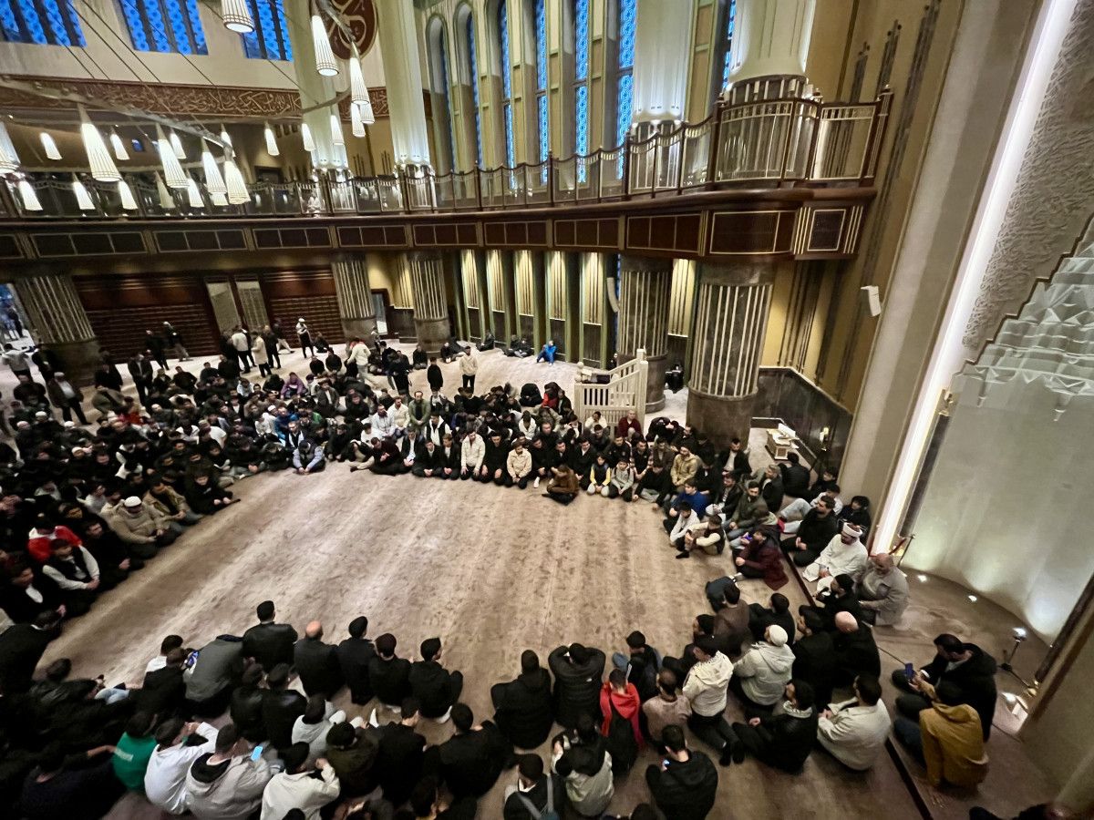 Taksim Camii’nde Sabah Namazı: Gençler Birlik ve Işık Dolu Bir Başlangıç