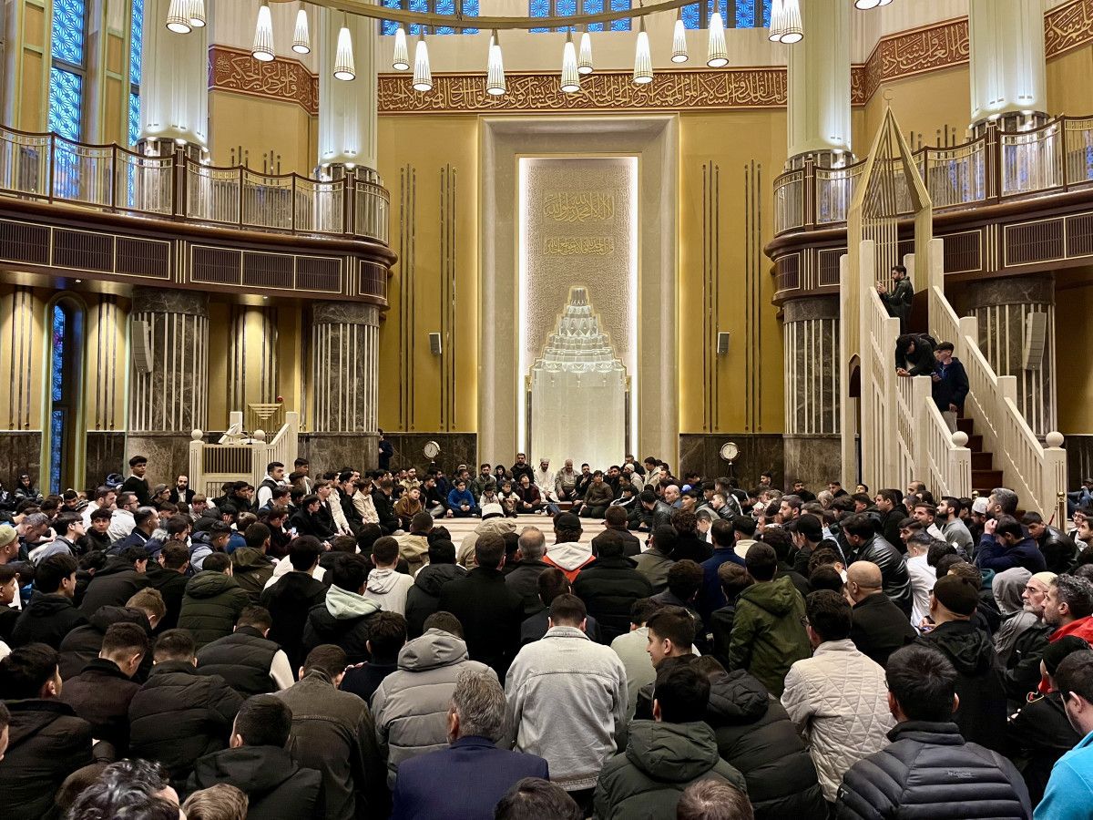Taksim Camii’nde Sabah Namazı: Gençler Birlik ve Işık Dolu Bir Başlangıç