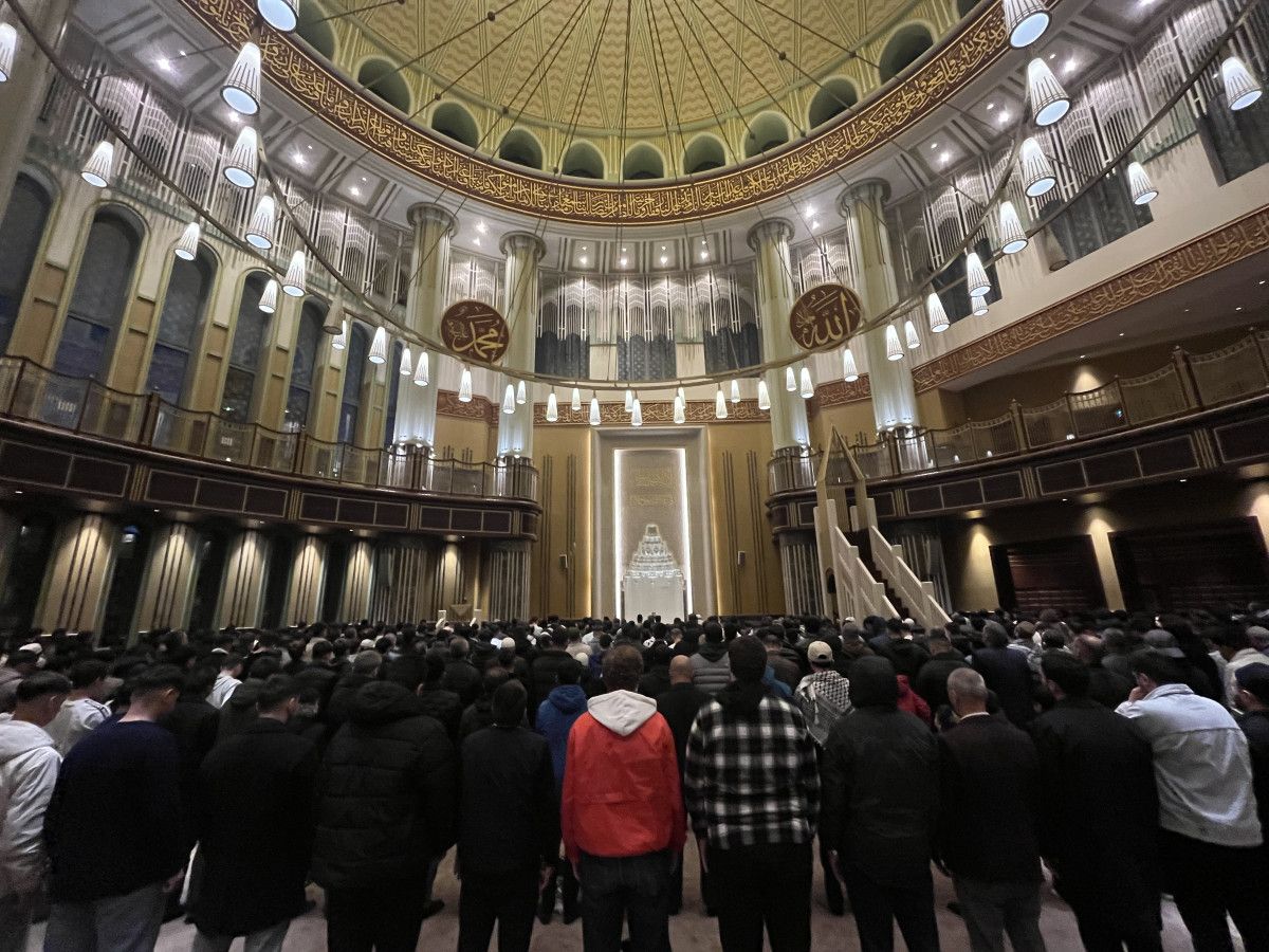 Taksim Camii’nde Sabah Namazı: Gençler Birlik ve Işık Dolu Bir Başlangıç