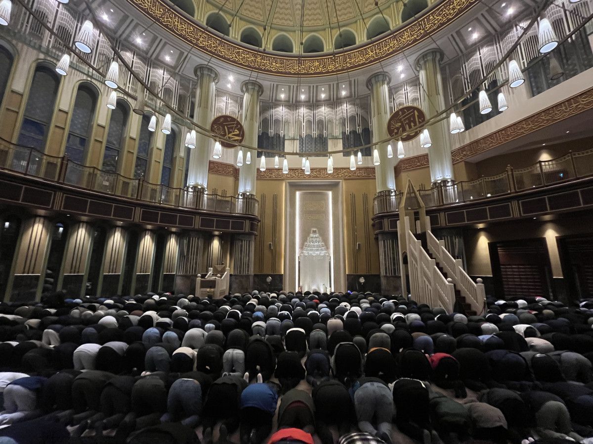Taksim Camii’nde Sabah Namazı: Gençler Birlik ve Işık Dolu Bir Başlangıç