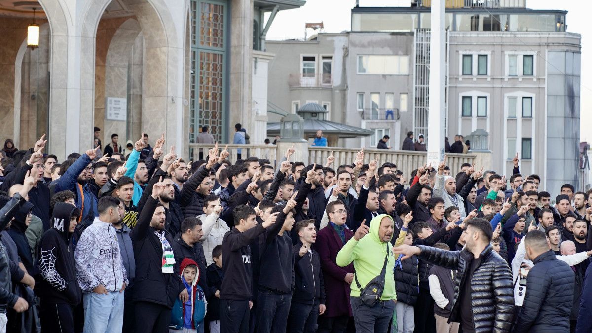 Taksim Camii’nde Sabah Namazı: Gençler Birlik ve Işık Dolu Bir Başlangıç
