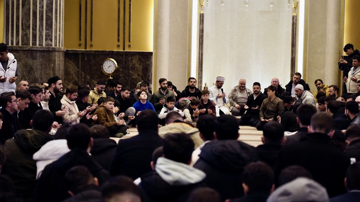 Taksim Camii’nde Sabah Namazı: Gençler Birlik ve Işık Dolu Bir Başlangıç