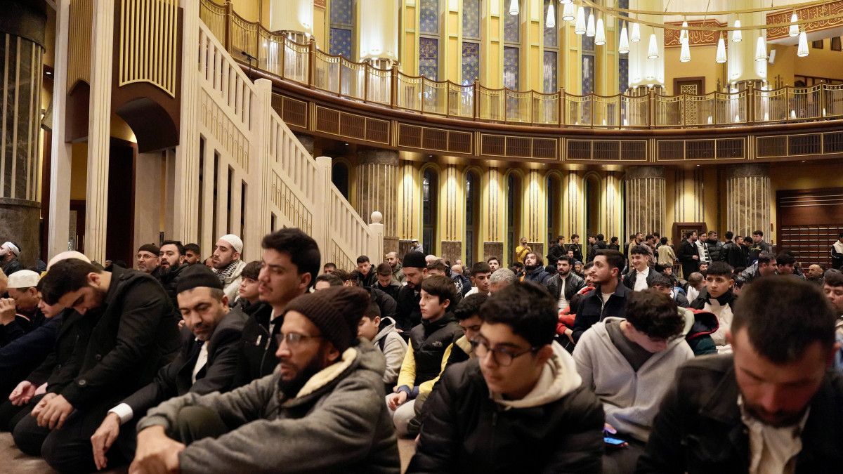 Taksim Camii’nde Sabah Namazı: Gençler Birlik ve Işık Dolu Bir Başlangıç