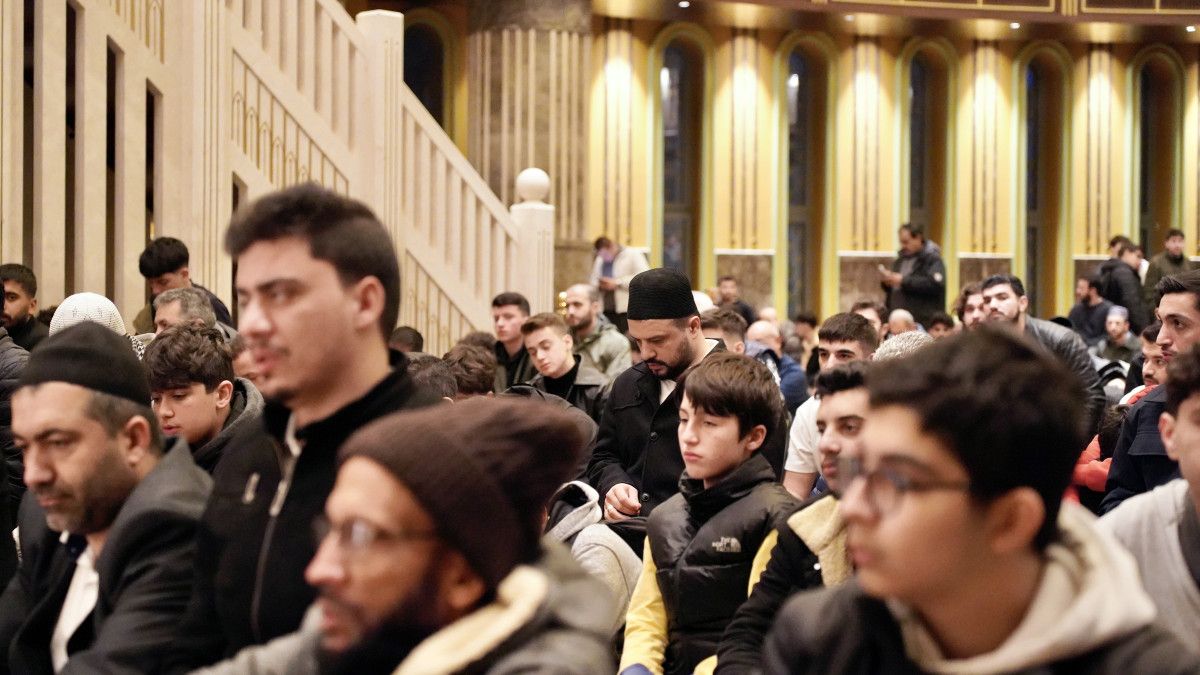 Taksim Camii’nde Sabah Namazı: Gençler Birlik ve Işık Dolu Bir Başlangıç