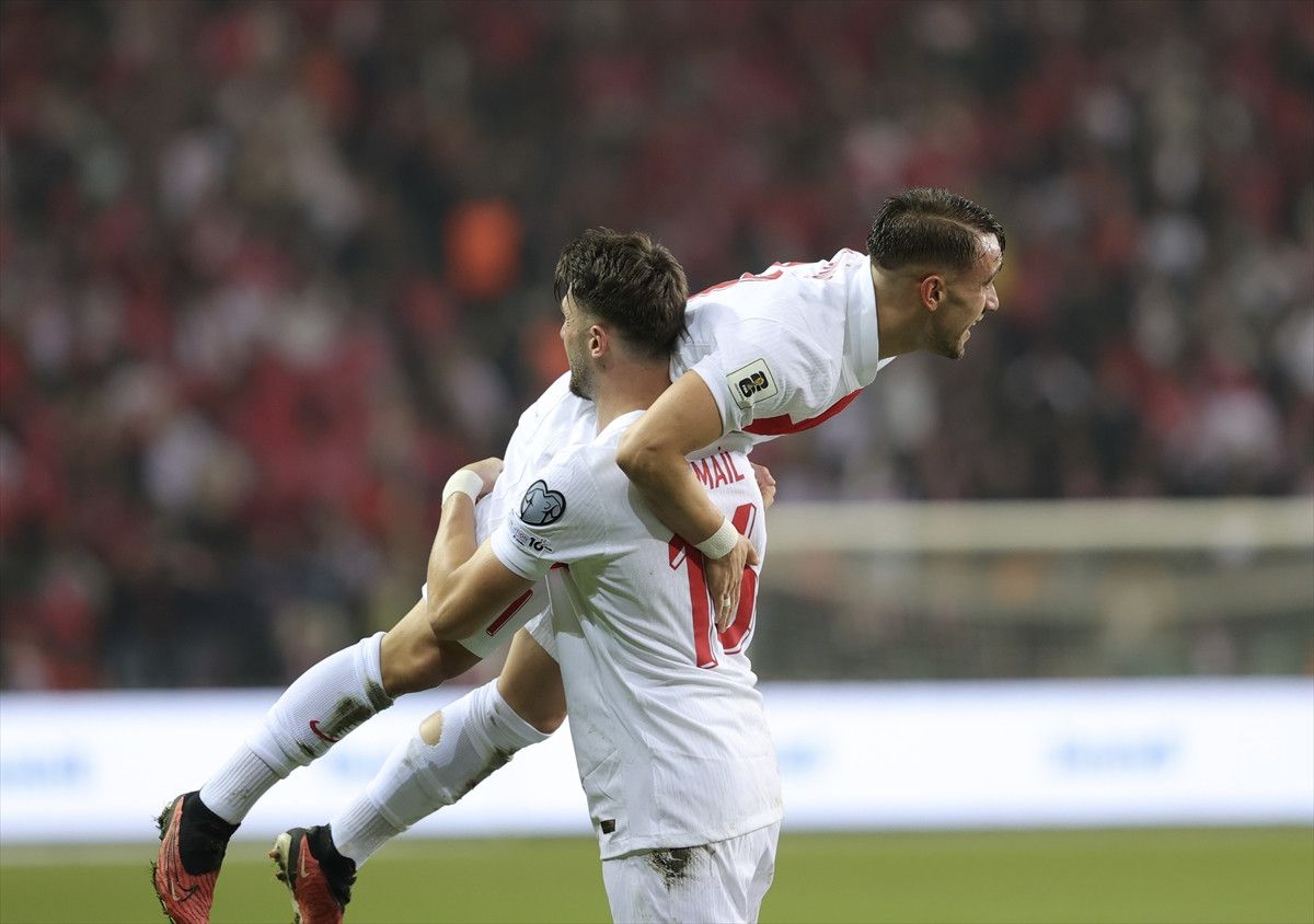 Yunus Akgün gol sevinci