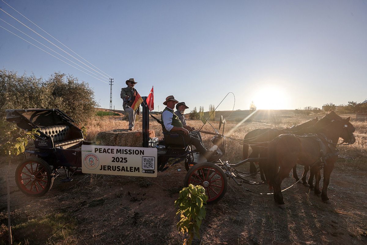Barış Peşinde: Farklı Köşelerden Gelen Üçlünün Yolculuğu