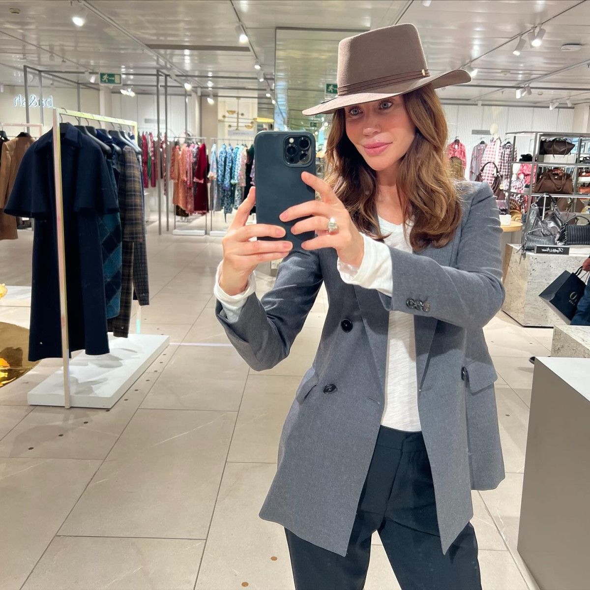 Demet Şener: Formunu Sırları ve Yoğun Yaşamı