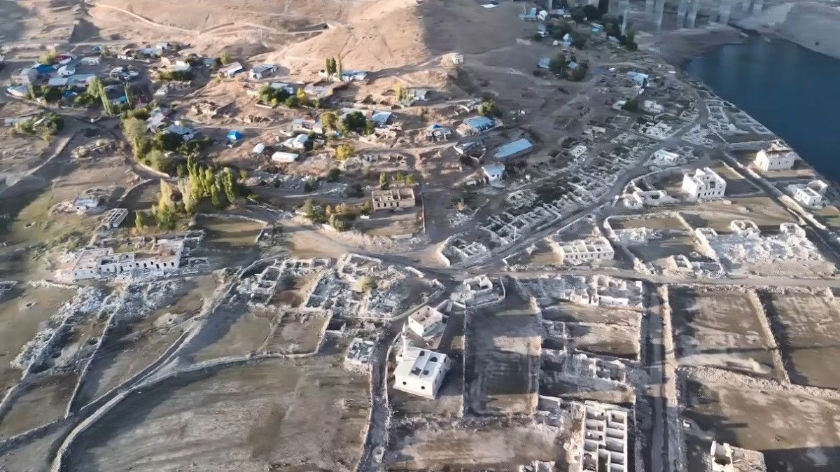 Karakurt Barajı'nın Çekilen Suları Altında Kalan Köyün Geriye Dönüp Hatıraları Canlandı