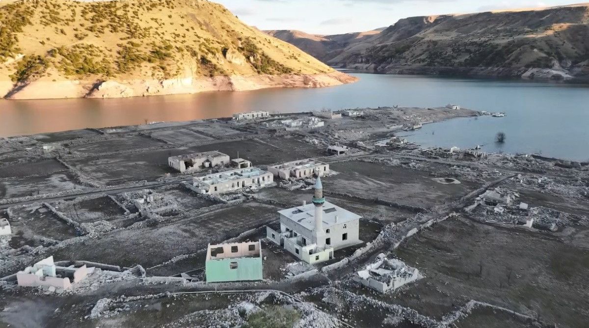 Karakurt Barajı'nın Çekilen Suları Altında Kalan Köyün Geriye Dönüp Hatıraları Canlandı