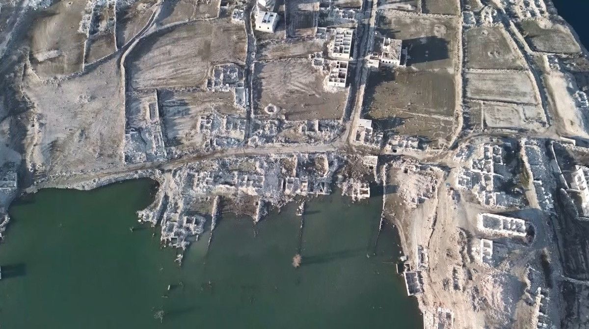 Karakurt Barajı'nın Çekilen Suları Altında Kalan Köyün Geriye Dönüp Hatıraları Canlandı