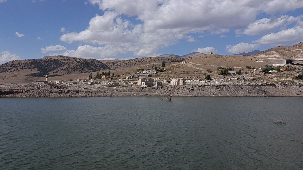 Karakurt Barajı'nın Çekilen Suları Altında Kalan Köyün Geriye Dönüp Hatıraları Canlandı