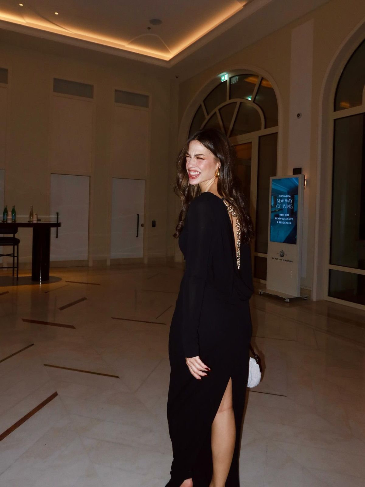 Demet Özdemir Cannes'da Gözalfıilarıyla Dikkat Çekti: Moda ve Popülarite Zirvede