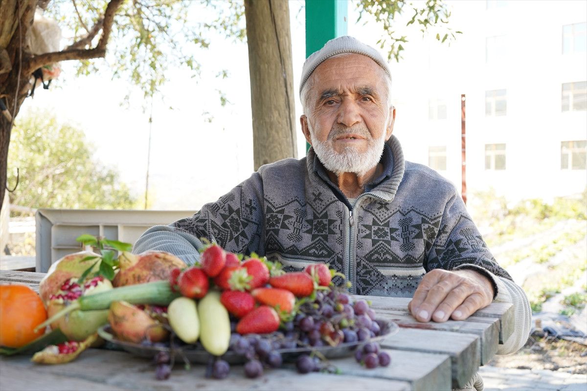 Hayır Bahçesi: İyiliği Paylaşan Emekli Bahçıvanın 30 Yıllık Hikayesi