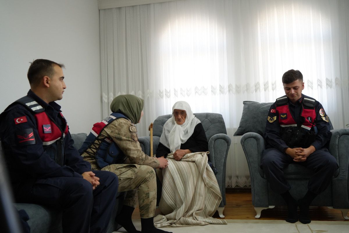 Jandarmadan Duygusal Ziyaret: 97 Yaşındaki Rabiye Nine’ye Hediye ve Kutlama