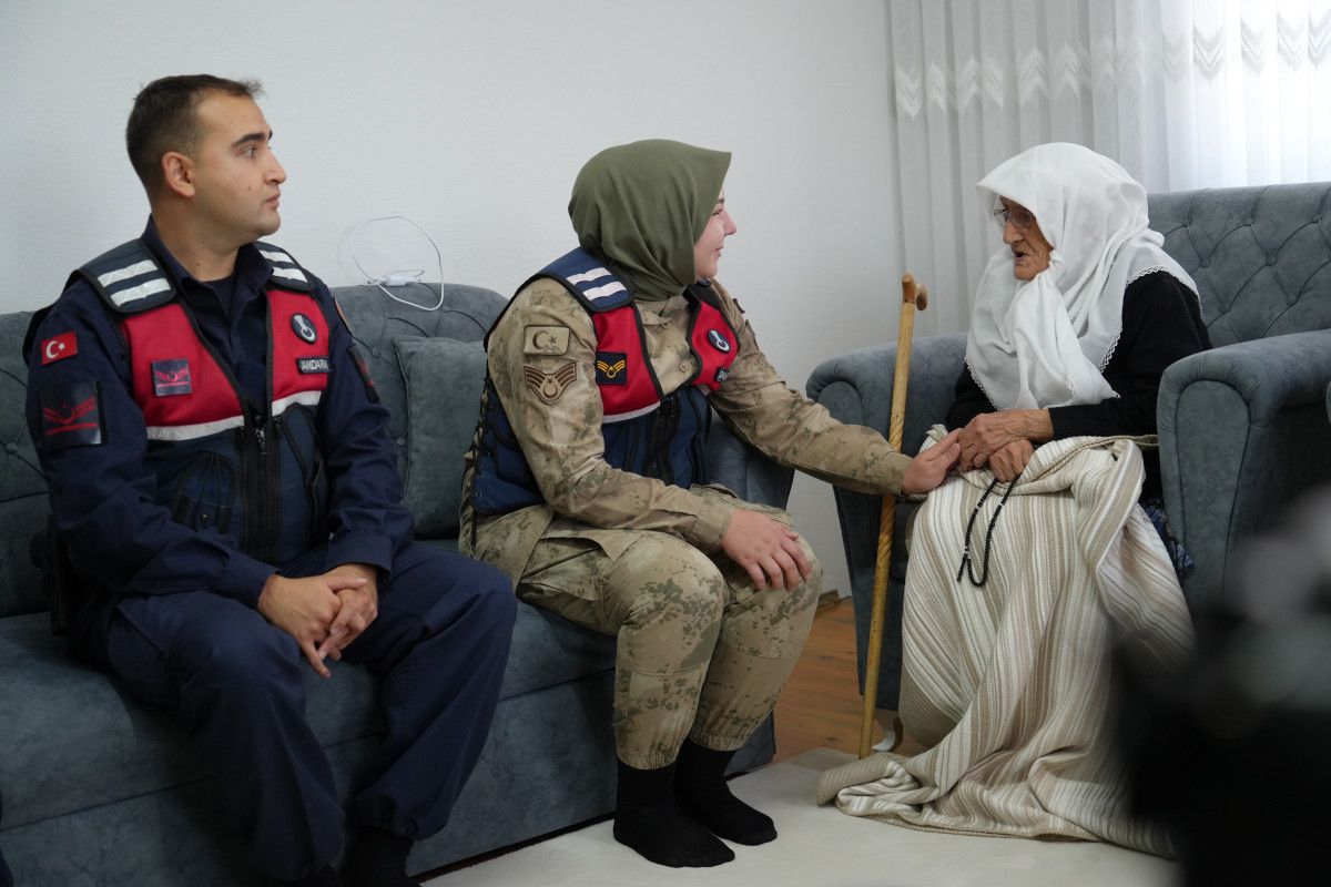 Jandarmadan Duygusal Ziyaret: 97 Yaşındaki Rabiye Nine’ye Hediye ve Kutlama