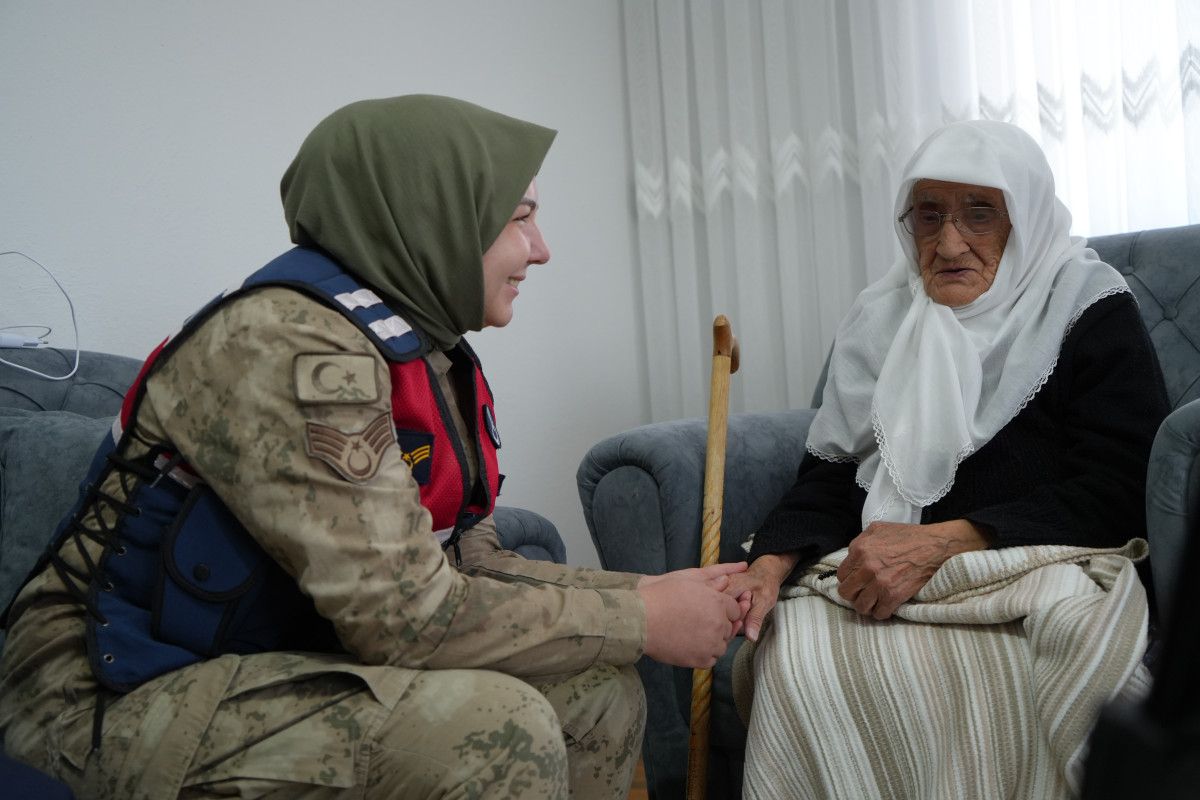 Jandarmadan Duygusal Ziyaret: 97 Yaşındaki Rabiye Nine’ye Hediye ve Kutlama
