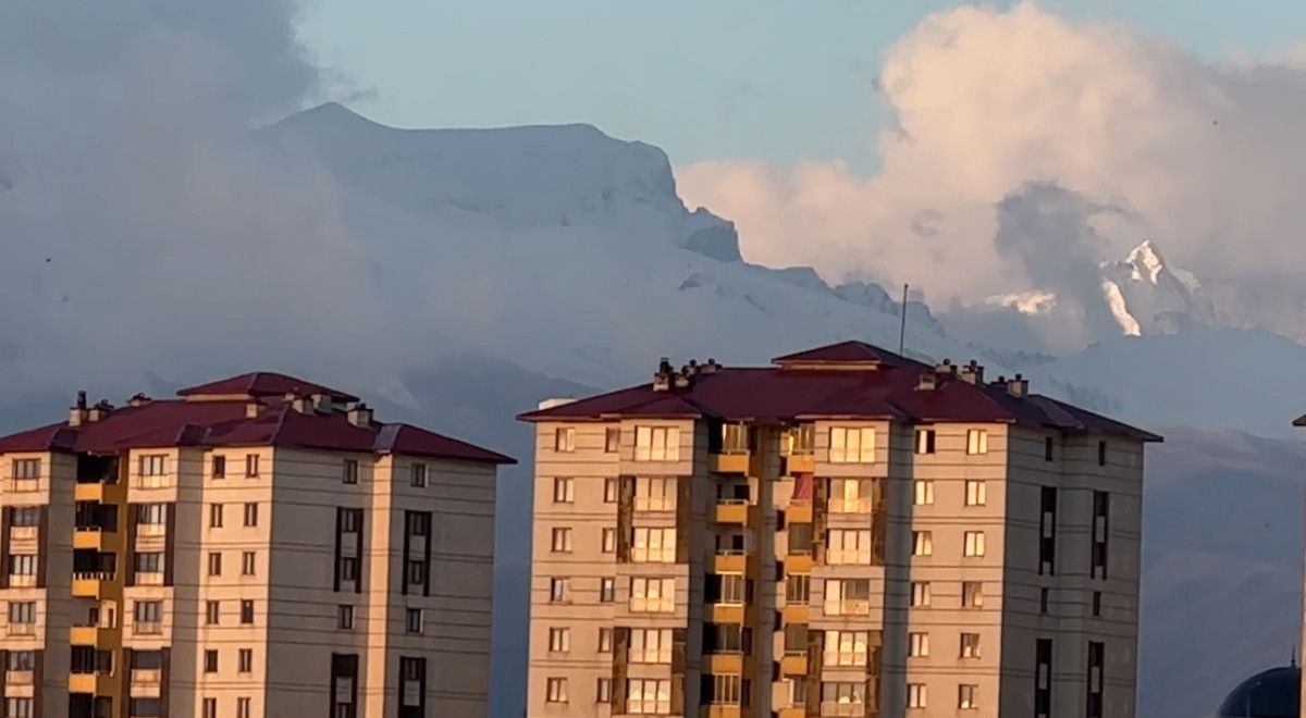 Cilo Dağı’nın Zirvesi Karla Büyülüyor: Yüksekova’da İlk Yoğun Kar Yüzünü Gösterdi