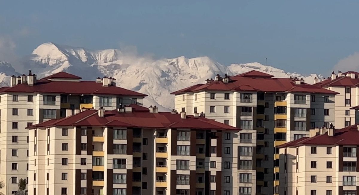 Cilo Dağı’nın Zirvesi Karla Büyülüyor: Yüksekova’da İlk Yoğun Kar Yüzünü Gösterdi