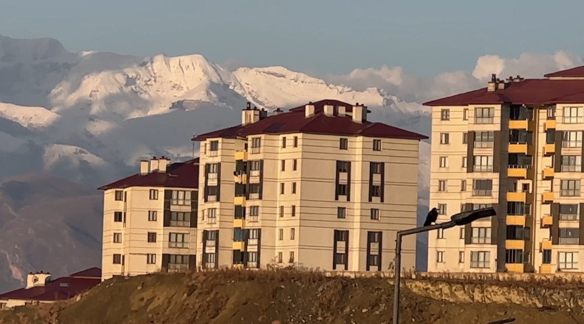 Cilo Dağı’nın Zirvesi Karla Büyülüyor: Yüksekova’da İlk Yoğun Kar Yüzünü Gösterdi