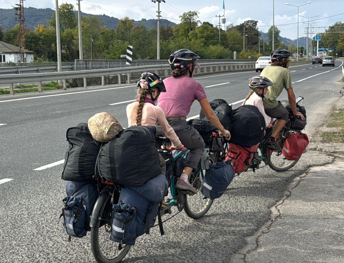 Dünyayı Pedallayan Aile: Türkiye’ye Artan Özlem ve Uzun Yol Planı