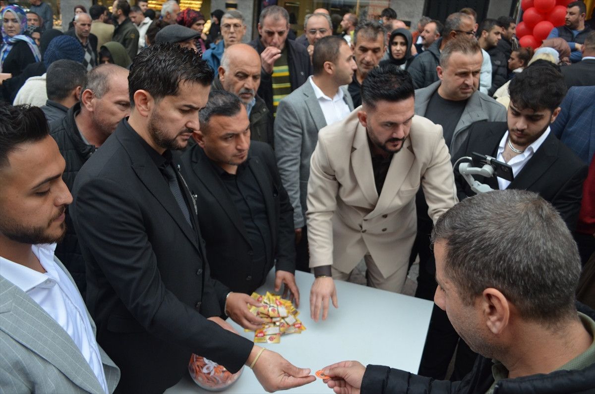 Darıca'da Yeni Kuyumcu Şubesi Açıldı: Hediye Altın ve Saat Dağıtıldı