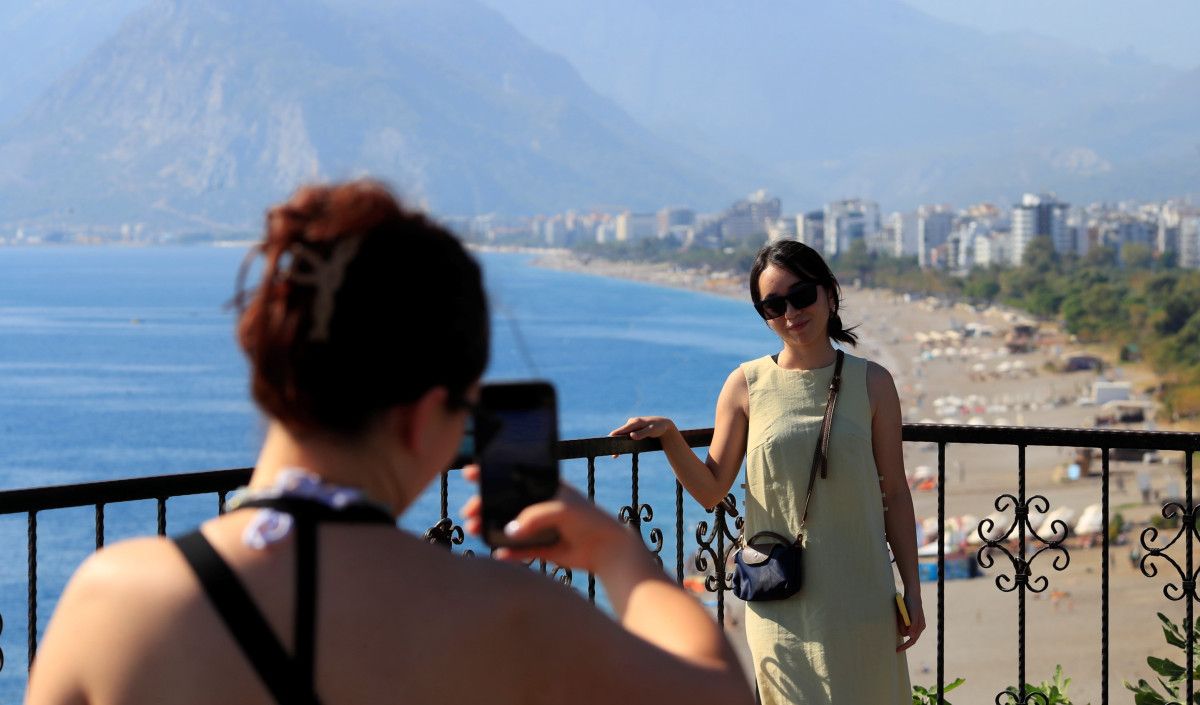 Antalya sahilinde güneş alan insanlar