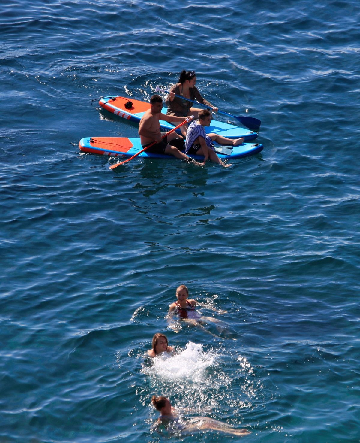 Antalya plajında piknik yapan aile