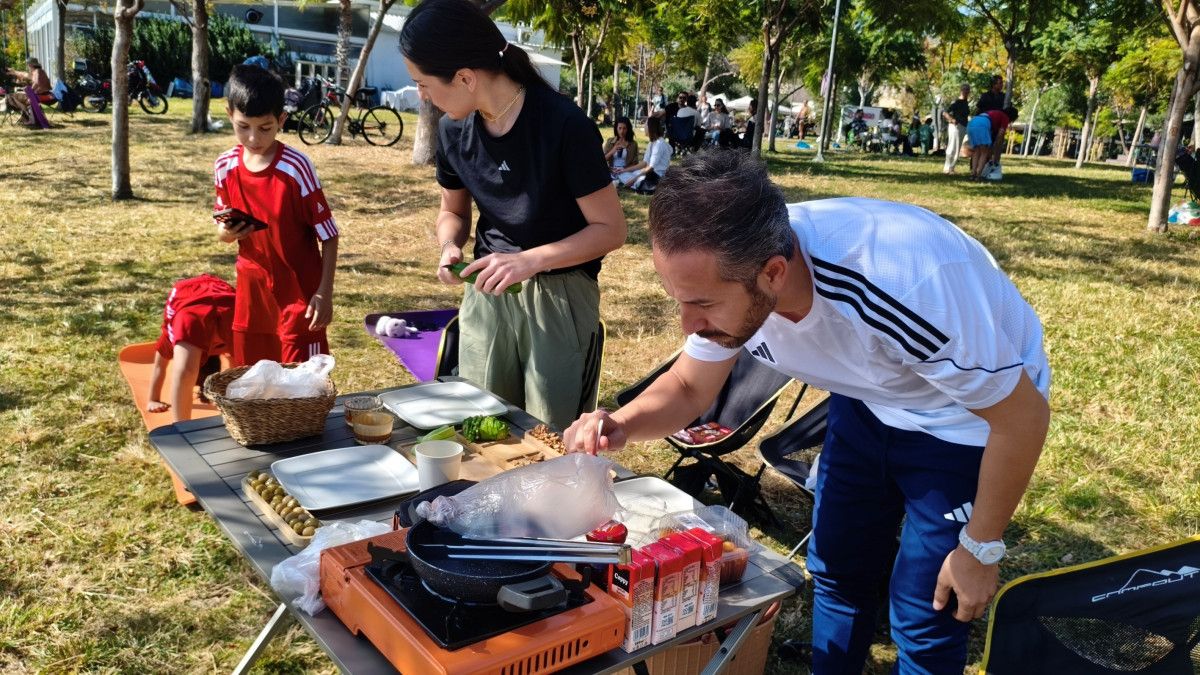 Antalya sahilinde piknik yapan aileler