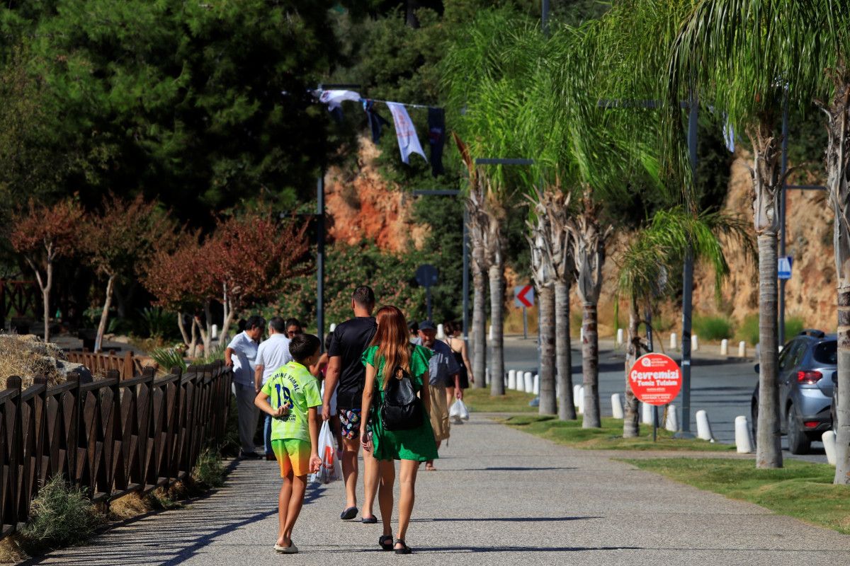 Antalya denizi ve güneşten keyif alan insanlar