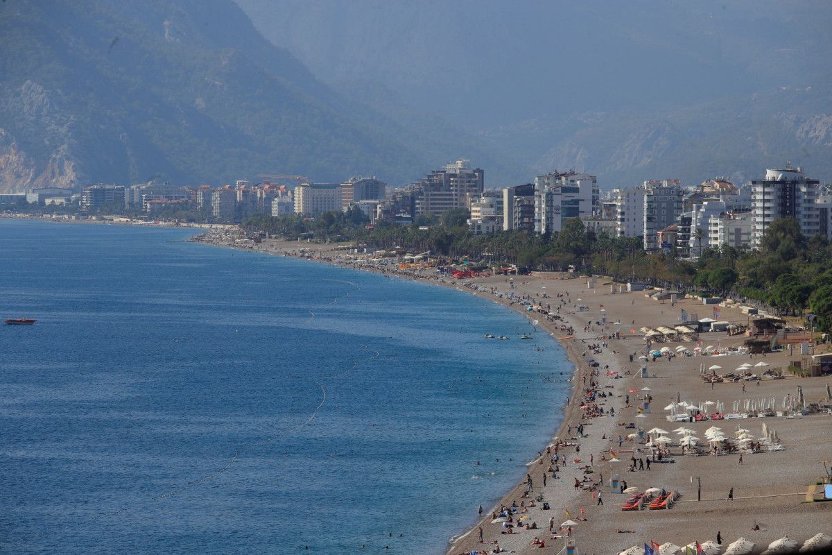 Antalya'da plajda tatil yapan insanlar