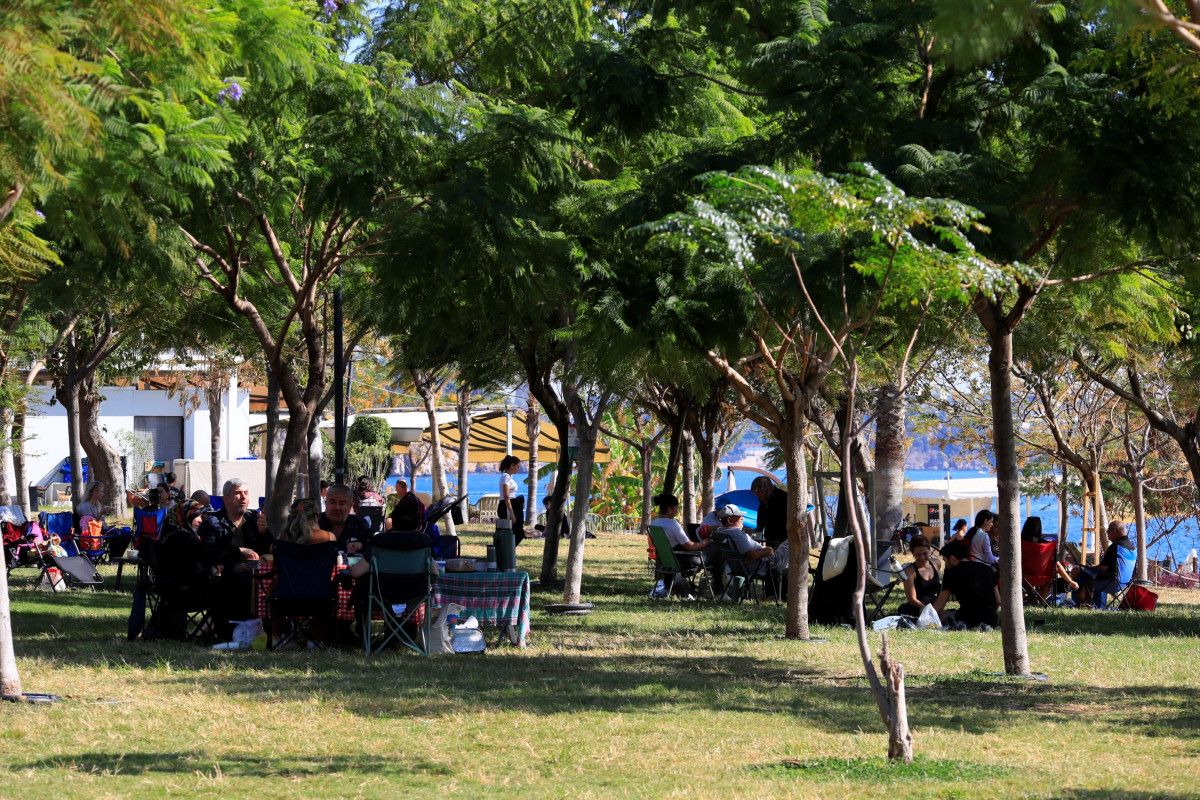 Antalya plajındaki kalabalık