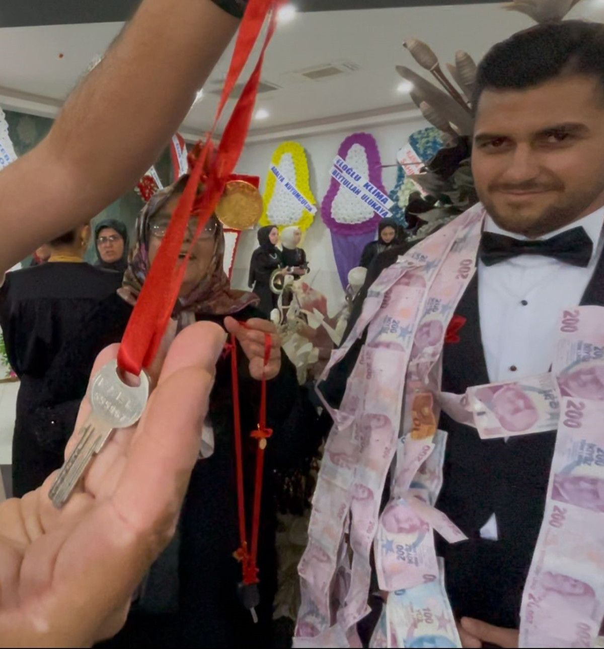 Antalya İncekum'da Mutlu Çiftin Büyüleyici Düğün Anısı: Babaanneneden Unutulmaz Sürpriz
