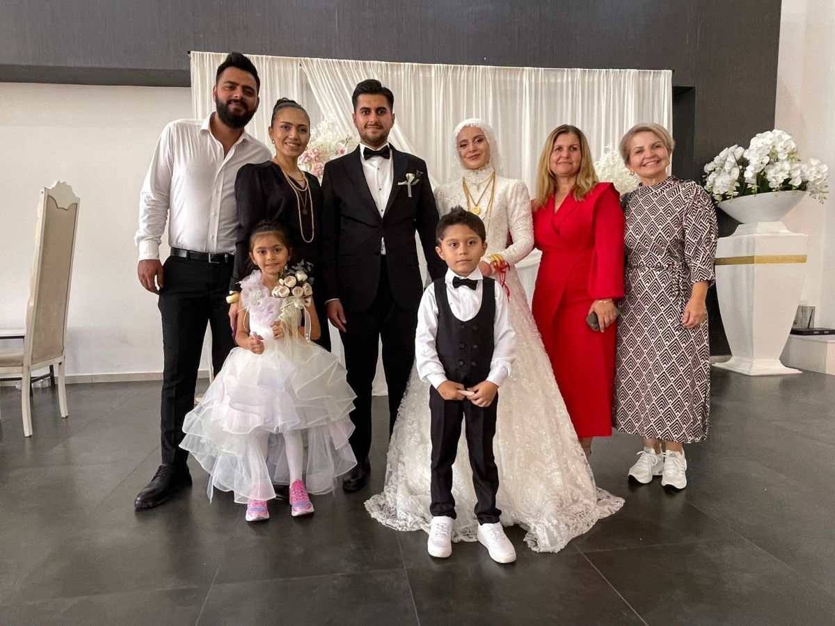 Antalya İncekum'da Mutlu Çiftin Büyüleyici Düğün Anısı: Babaanneneden Unutulmaz Sürpriz