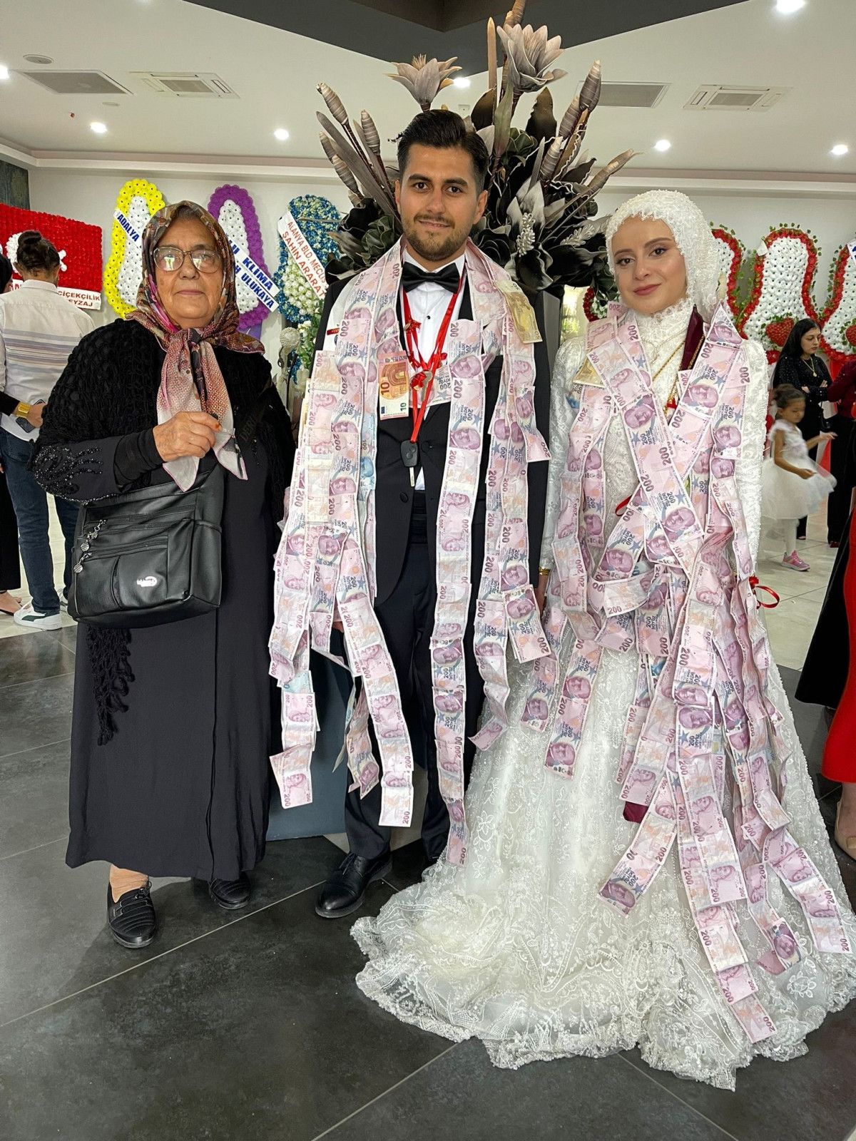 Antalya İncekum'da Mutlu Çiftin Büyüleyici Düğün Anısı: Babaanneneden Unutulmaz Sürpriz