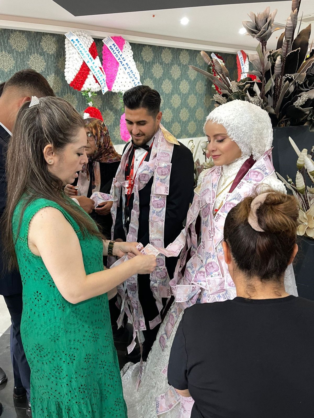 Antalya İncekum'da Mutlu Çiftin Büyüleyici Düğün Anısı: Babaanneneden Unutulmaz Sürpriz