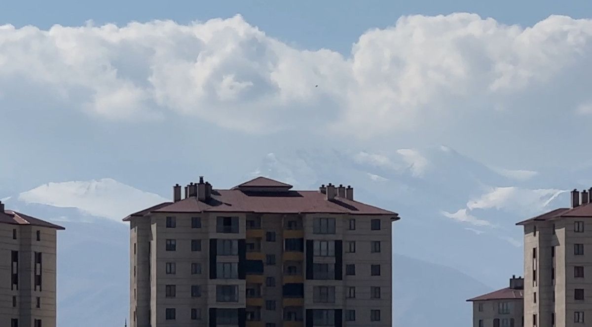 Cilo Dağı: Karla Kaplı Zirve ve Bulutlarla Oluşan Kartpostallık Manzara