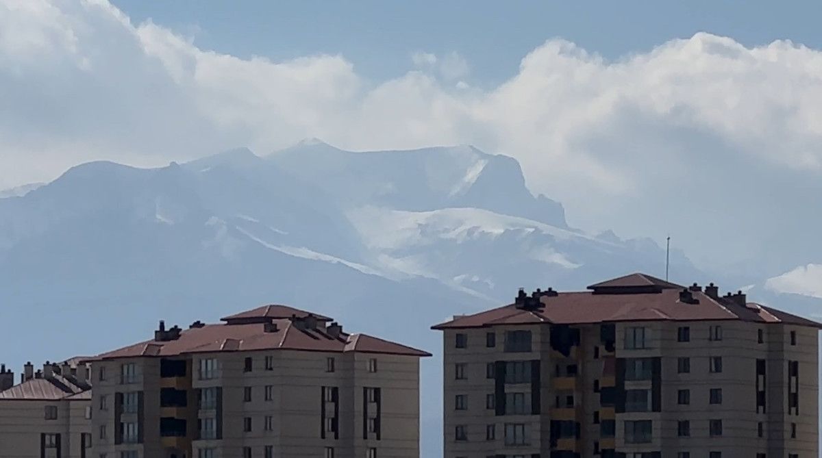 Cilo Dağı: Karla Kaplı Zirve ve Bulutlarla Oluşan Kartpostallık Manzara