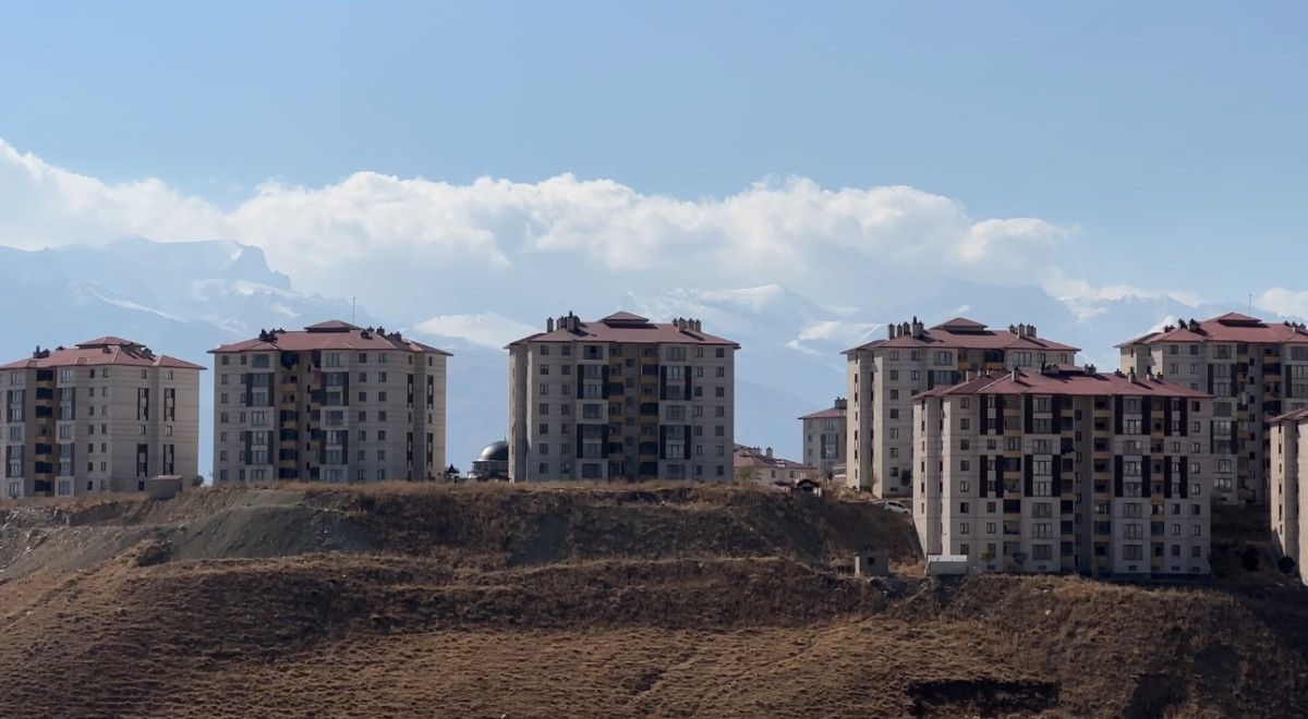 Cilo Dağı: Karla Kaplı Zirve ve Bulutlarla Oluşan Kartpostallık Manzara