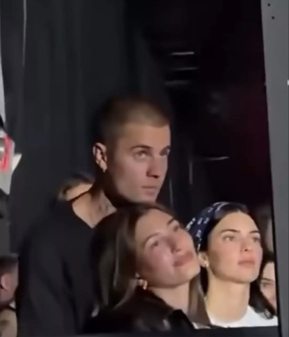 Dünyaca Ünlü Modellerin Konser Anı: Kendall Jenner, Justin ve Hailey Bieber Birlikte Sahnede