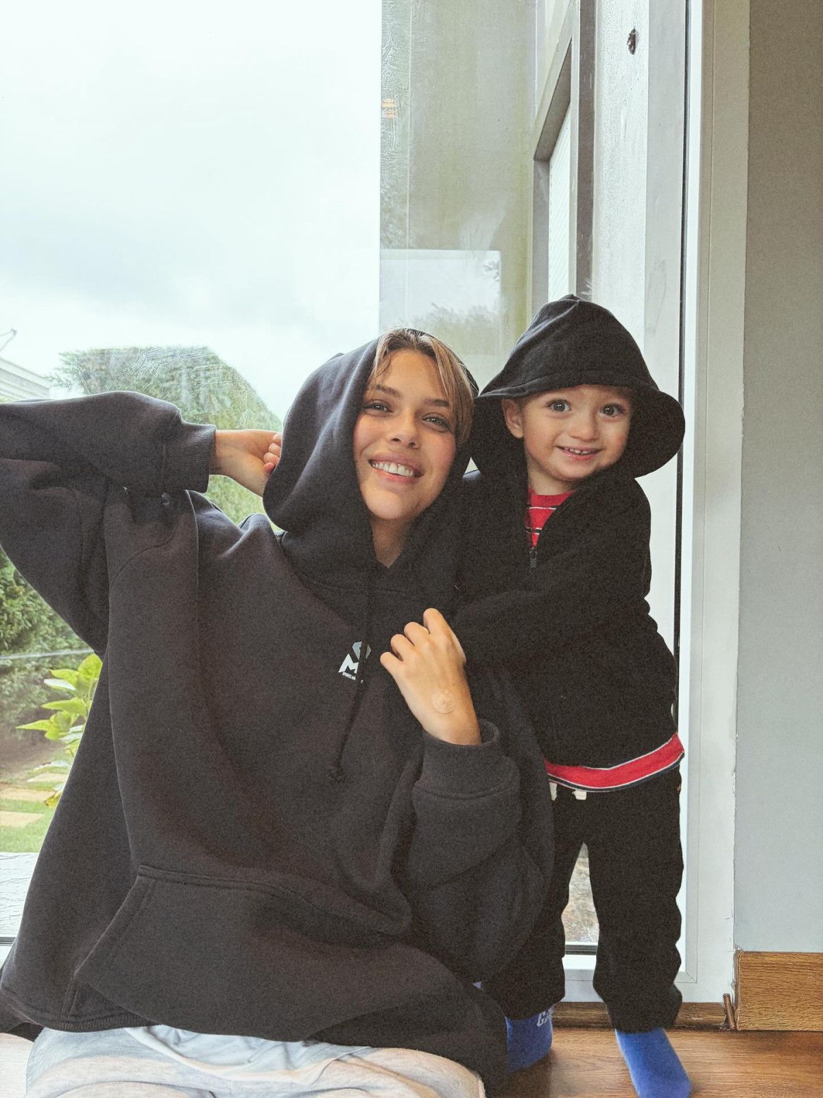 İdo Tatlıses’in Eşinin Sosyal Medya Paylaşımlarıyla Gündeme Gelen Aile Fotoğrafları