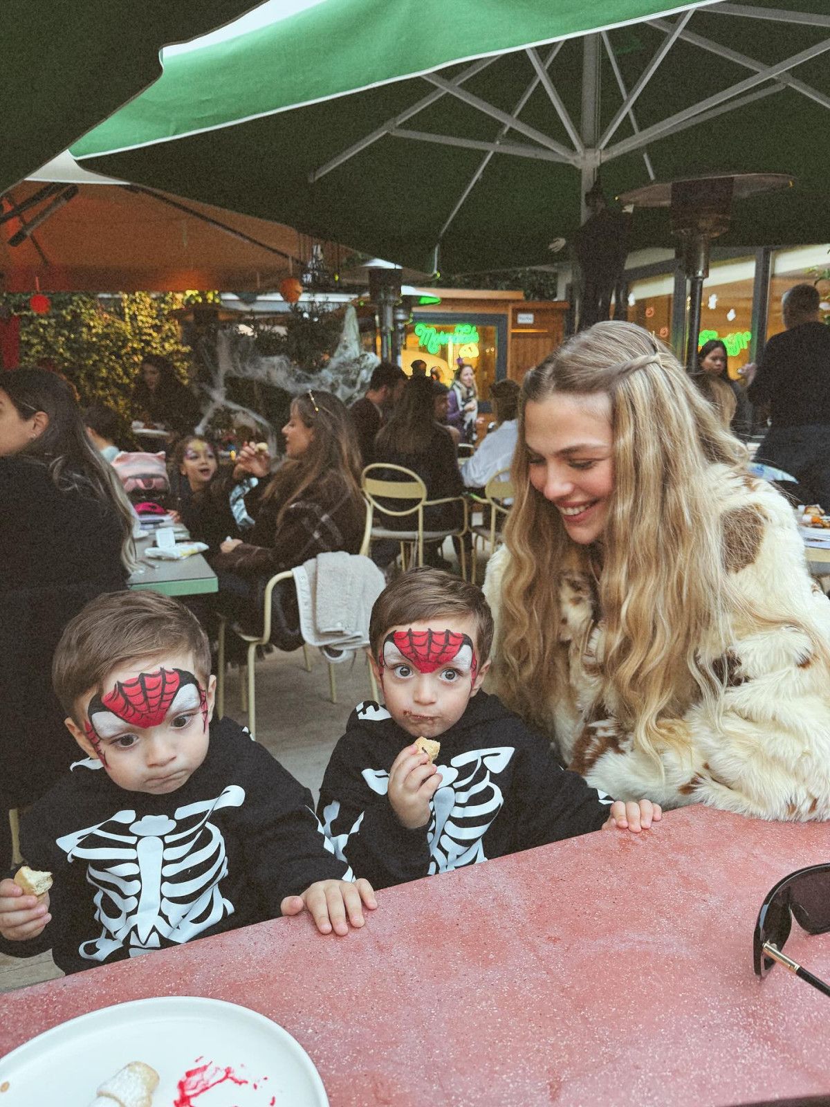 İdo Tatlıses’in Eşinin Sosyal Medya Paylaşımlarıyla Gündeme Gelen Aile Fotoğrafları