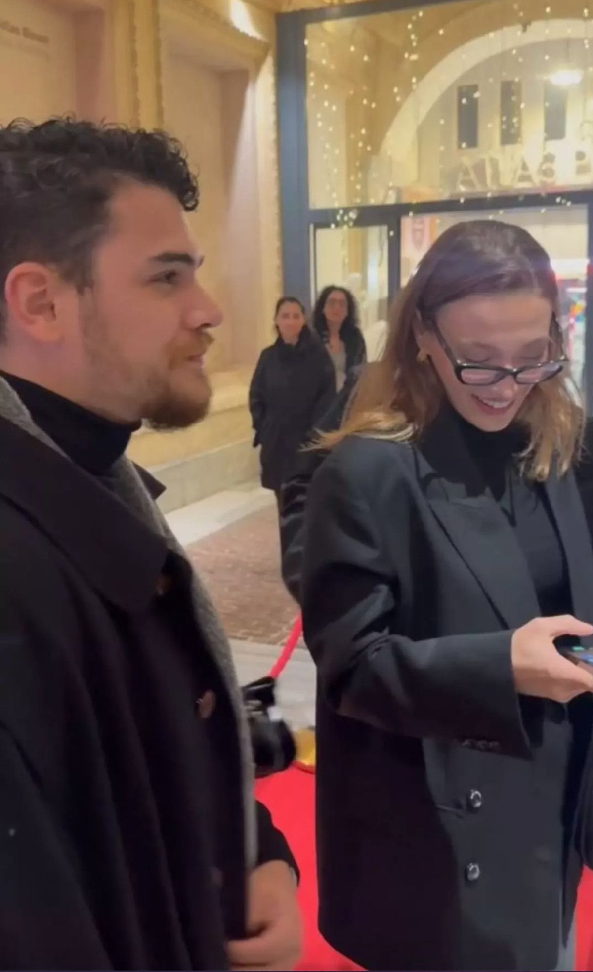 Sümeyye Aydoğan ve Atakan Hoşgören Yeniden Aşık: Bağlantı Hatası Galasında İkinci Şans